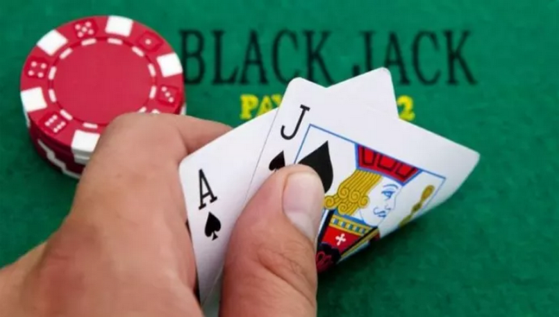 Blackjack là gì? Blackjack là game bài đổi thưởng cực kỳ phổ biến trong các sòng bạc Casino