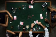 Bluff trong Poker là một cách đe dọa đối thủ để giành lợi thế về cho mình